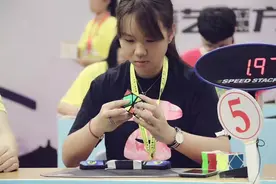 华政姑娘玩转魔方世界：斜转魔方单次中国女子记录保持者！图片