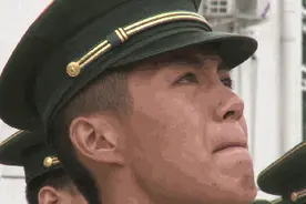摘下军衔的那一刻，他的泪水再也忍不住了图片