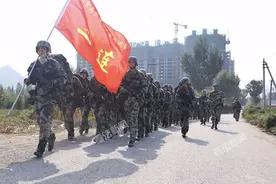 300名北京大学生军事特训：防化、全副武装徒步20公里图片