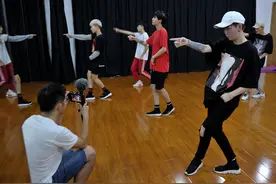 幕后丨“最帅女团”每天练习12小时 爱吃但不能尽情吃喝图片