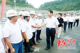 永吉高速古吉段15日建成通车 叶红专看望慰问一线施工人员图片