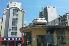 活久见：女司机开车堵小区门 物业将车吊上房顶图片