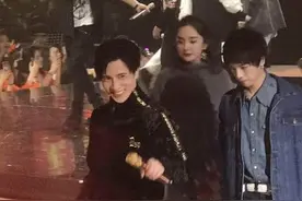 薛之谦现身节目直播心情大好 挥手与粉丝互动图片