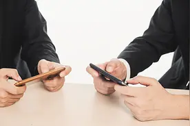 小手玩大屏手机易患腱鞘炎，适度活动可预防图片