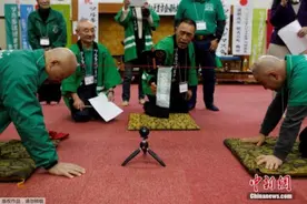 日本举行“光头拔河赛” 头顶吸盘角逐激烈(图)图片