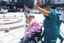 急行军15分钟，320斤患者被急救员“推”到医院！图片