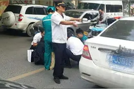 郑州陇海路交通路口发生两起车祸 致附近严重拥堵图片
