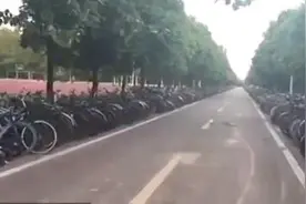 郑大学长学姐毕业了，留下一条近300米废弃自行车长廊图片