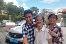 暖心！胜利小区50岁的儿子带88岁妈妈旅行，原来这才是最美的风景图片