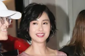 朱茵娇嫩粉裙甜笑打招呼 遇粉丝跌倒驻足询问超暖图片