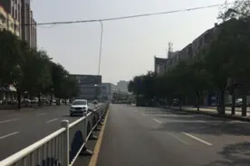 线缆垂落缠住交通护栏 漯河市民呼吁隐患早清除图片