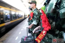 镜头：新兵入伍 与亲人的离别瞬间图片