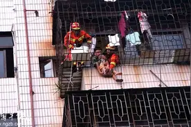 惊险！广西三天发生四起防盗网“挂娃”事件！父母长点心吧！图片