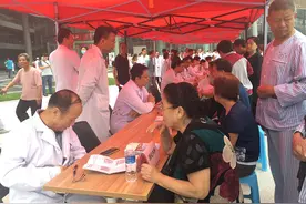 郑大一附院郑东院区继续推行救助政策，低保病人自费低于1万元全免图片