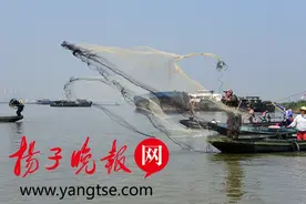 江上比拼技巧和“颜值” 镇江渔民撒渔网赛技能图片