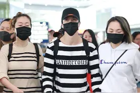 薛之谦丑闻后现身这回不是绿头发 全程沉默图片