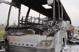 北京通燕高速大巴起火烧成空壳图片