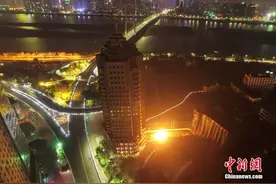 南昌一26层高楼爆破拆除 曾为“南昌最高楼”图片