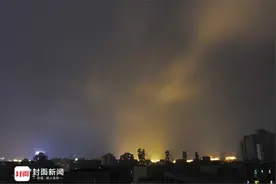 美！成都夜空云朵似极光图片
