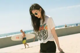 倪妮沙滩随性拍照 新作《凰权》转湖南卫视播出图片