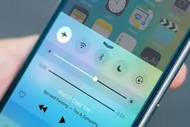 飞机上能不能玩手机今后航空公司说了算，现在坐飞机还得关手机图片