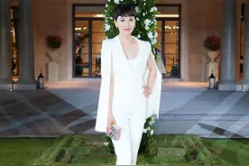 海清白色套装亮相 斗篷造型精致时髦都市范儿图片