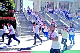 青岛启元学校师生进行防空防灾疏散演练图片