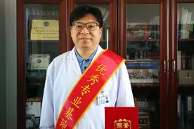 哈医大二院闫景龙获“2017年优秀专业基地主任”称号图片