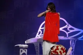 邓紫棋突然被粉丝求婚：要回家想一下！图片