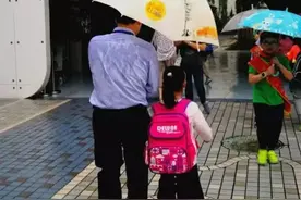 感动！天长小学校长的一张照片 在杭州家长群里热转图片