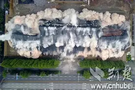 武汉成功爆破拆除“楼套楼” 系全国首次（图）图片