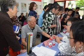 湖北名中医基层义诊 97岁老人坐轮椅来号脉图片