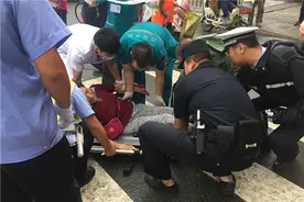 郑州街头电三轮失控撞倒仨老太 特警及时赶到救助图片