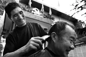 老人免费给村里人剪发 两年时间用坏3把电动推子图片