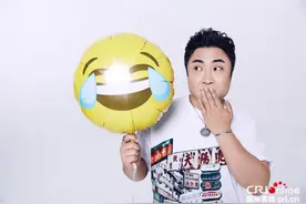 乔杉变身主场胡亮 笑脸写真拯救不开心图片