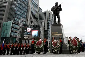 环球｜传奇步枪AK-47诞生70年，俄罗斯立世界枪王铜像图片