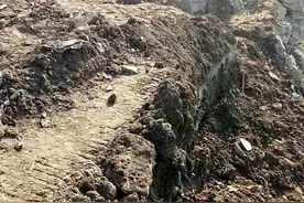 突发！河道改造中，挖掘机翻入河中，司机身亡图片