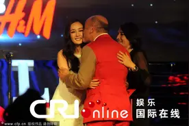 笑容灿烂露出大门牙的女星：唐艺昕最甜 baby最美图片