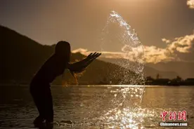 西藏拉萨民众“天浴”庆传统“沐浴节”图片