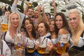 德国慕尼黑啤酒节开幕 民众拼酒狂欢图片