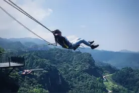 300米悬崖上荡秋千,隔着屏幕都有点晕！重庆最刺激的玩法都在这里了图片