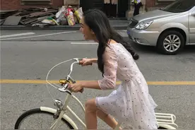 网友偶遇Angelababy上海骑行 白裙飘飘清新秀丽图片