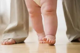 幼儿步态异常怎么预防？过早学走路、用学步车并不好图片