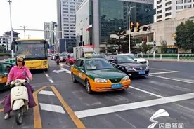 潍坊四平路两路口交通方式正式调整为“先直行后左转”图片