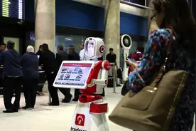 候机楼里的地勤即将消失 他们将会被机器人取代图片