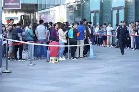 “土豪金”共享单车出事了！用户排队求退298元押金，CEO被罢免……图片