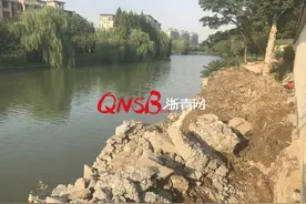 杭州一挖掘机施工时侧翻入河：司机本来月内就要结婚……图片