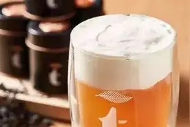 你排过2小时队买奶茶吗？中国人狂热追捧芝士奶茶引来老外围观丨外媒说图片