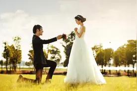 男人求婚单膝跪地 动物求偶用啥姿势？图片