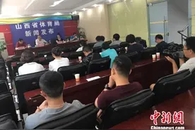 奥运名将董栋何雯娜领衔中国内地最高级别蹦床赛事图片